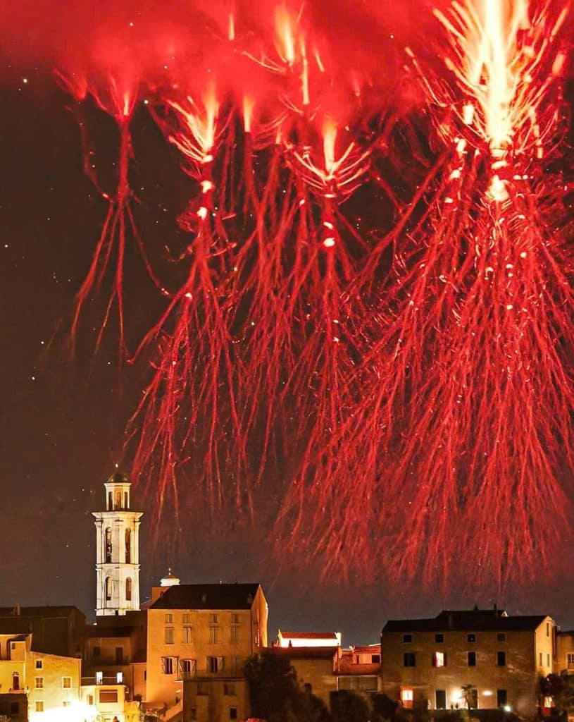 Sét dị hình (Red Sprites) ngày 28 tháng 9 năm 2026, bầu trời đêm tại Corse, Pháp.