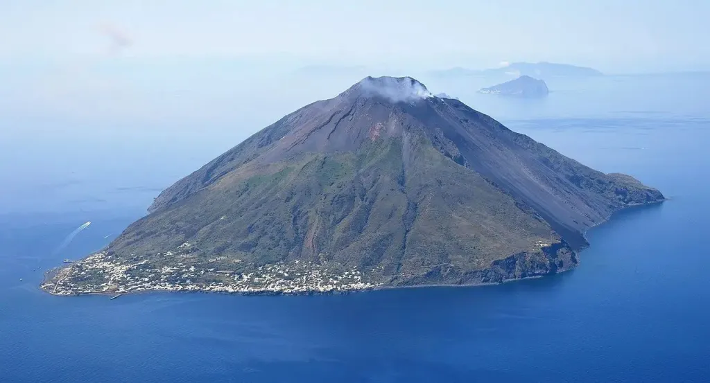 Stromboli Là Núi Lửa Gì? Những rủi ro tiềm ẩn và nguy hiểm 1 Strombolivolcano